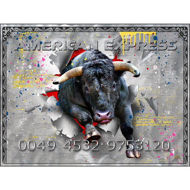 Devin Miles "Amex - The Bull" - Limitierter Pop Art Print, schwarzer Stier bricht dramatisch durch American-Express-Karte auf Silber-Hintergrund, 75x100 cm